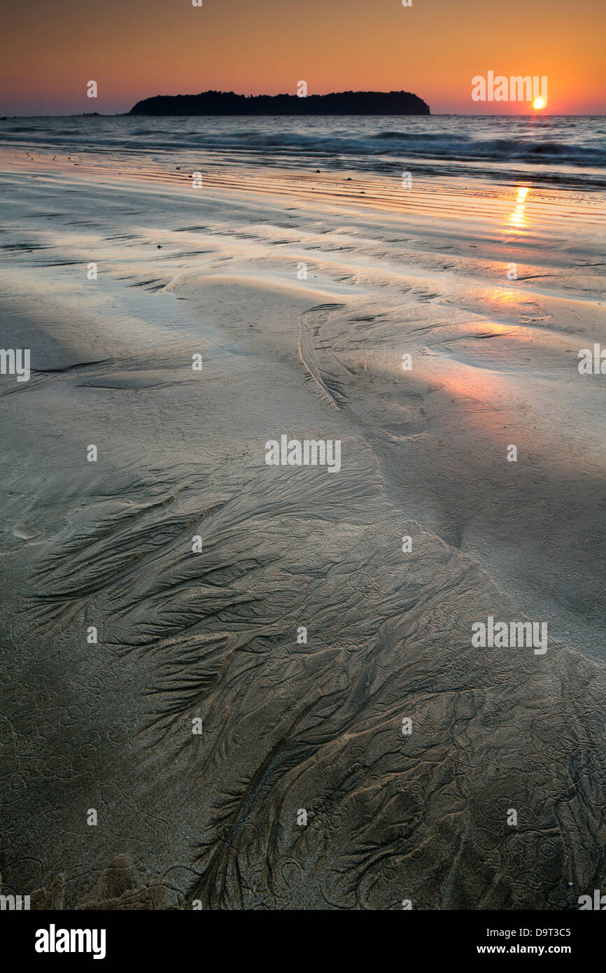 Des modèles dans le sable sur la plage de Ngapali au crépuscule, Rakhine, Myanmar (Birmanie) Banque D'Images Des modèles dans le sable sur la plage de Ngapali au crépuscule, Rakhine, Myanmar (Birmanie) Banque D'Images