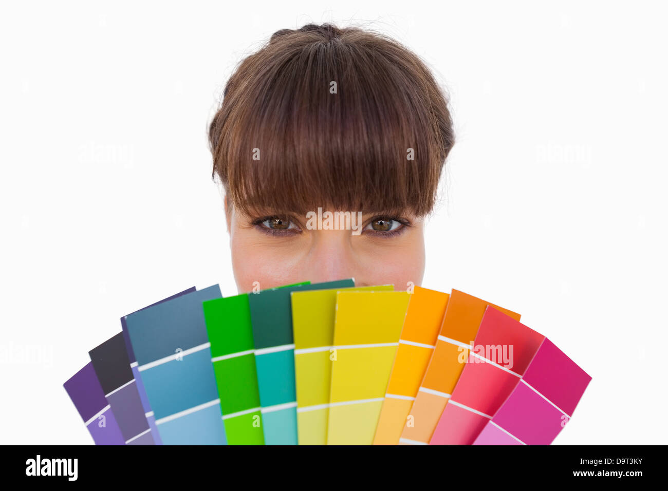 Happy woman with fringe montrant nuanciers close up Banque D'Images