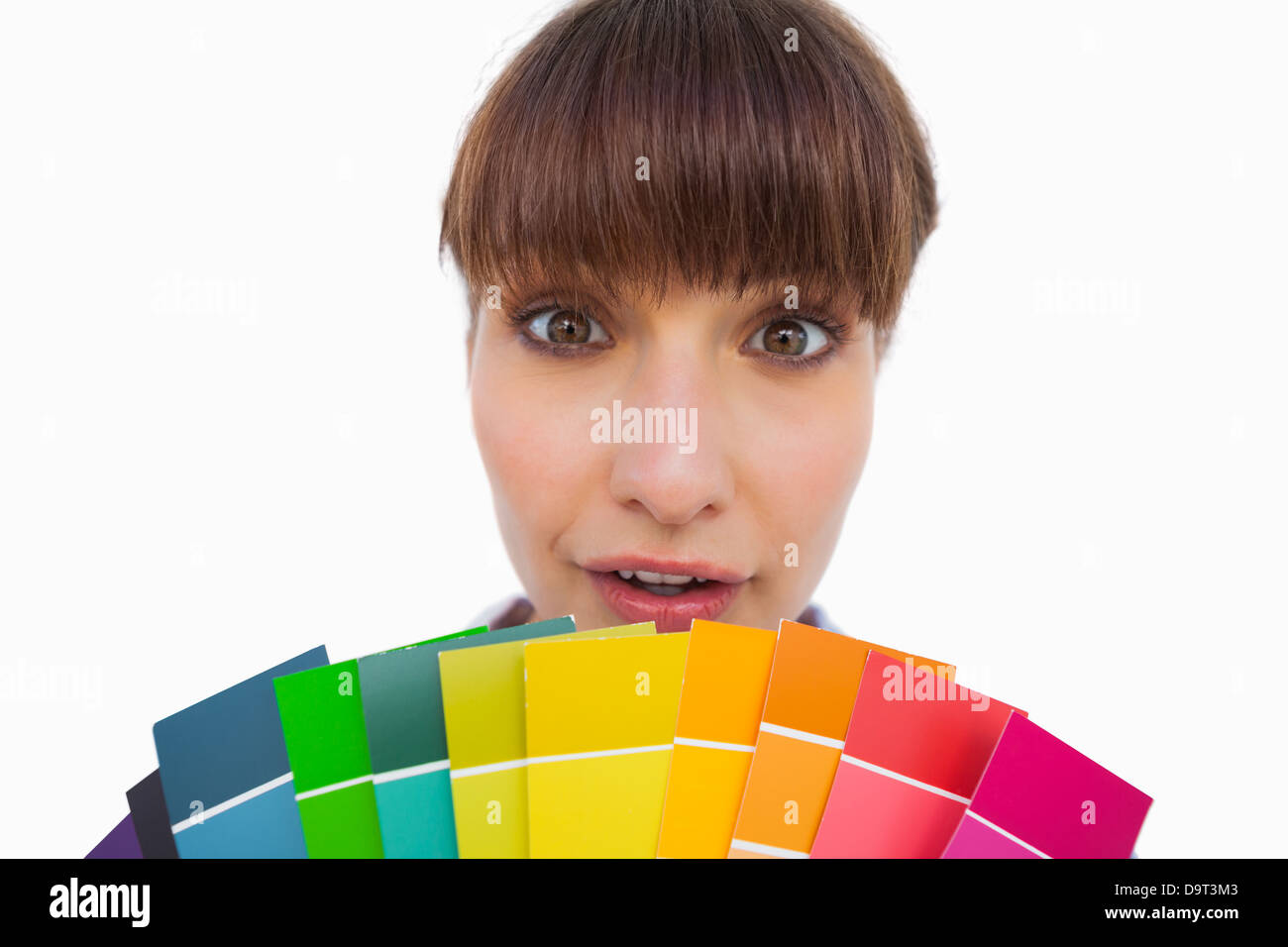 Jolie femme avec fringe montrant nuanciers close up Banque D'Images