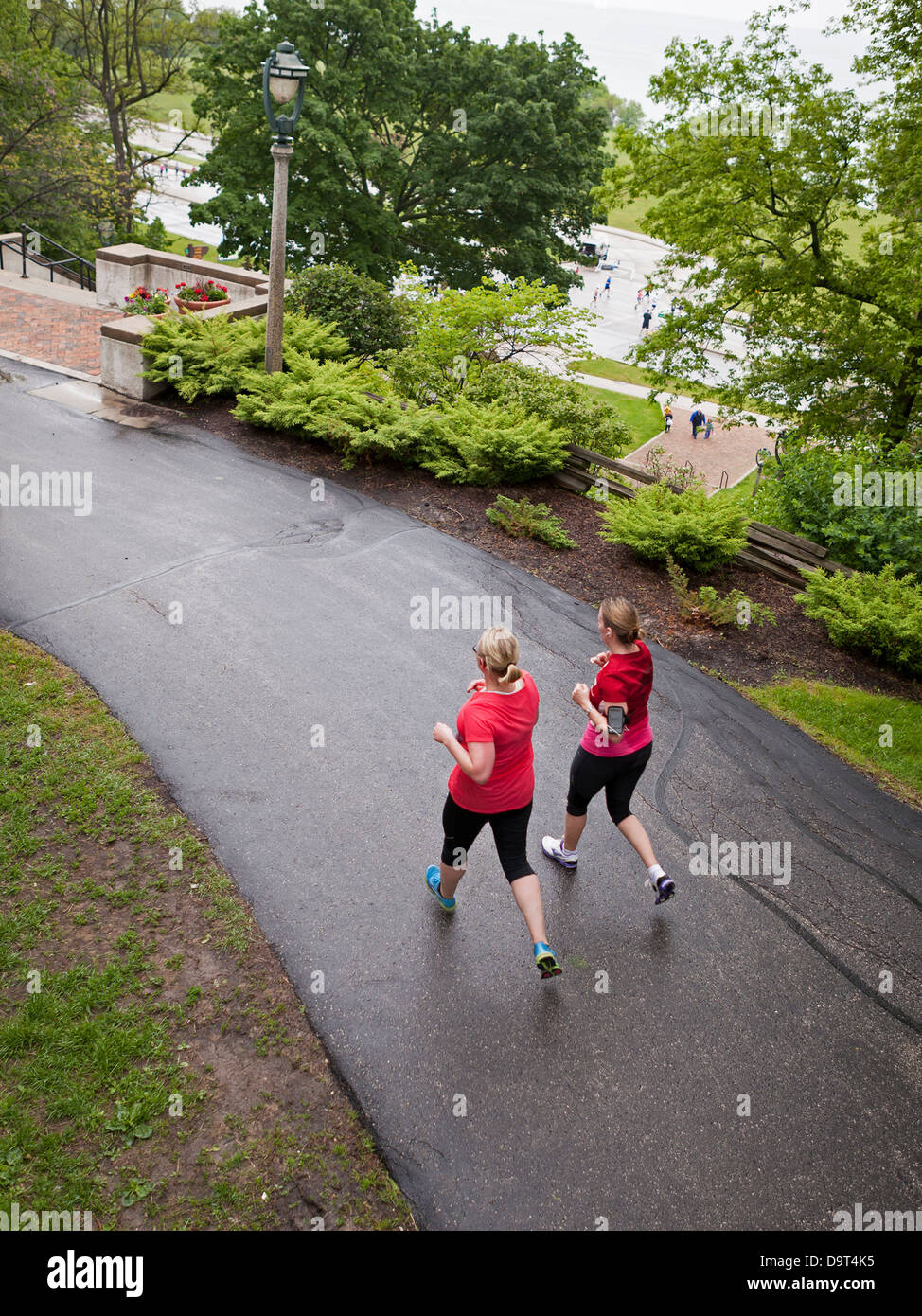 Les coureurs participent à la Roche et seul 1/2 Marathon à Milwaukee, Wisconsin. Banque D'Images