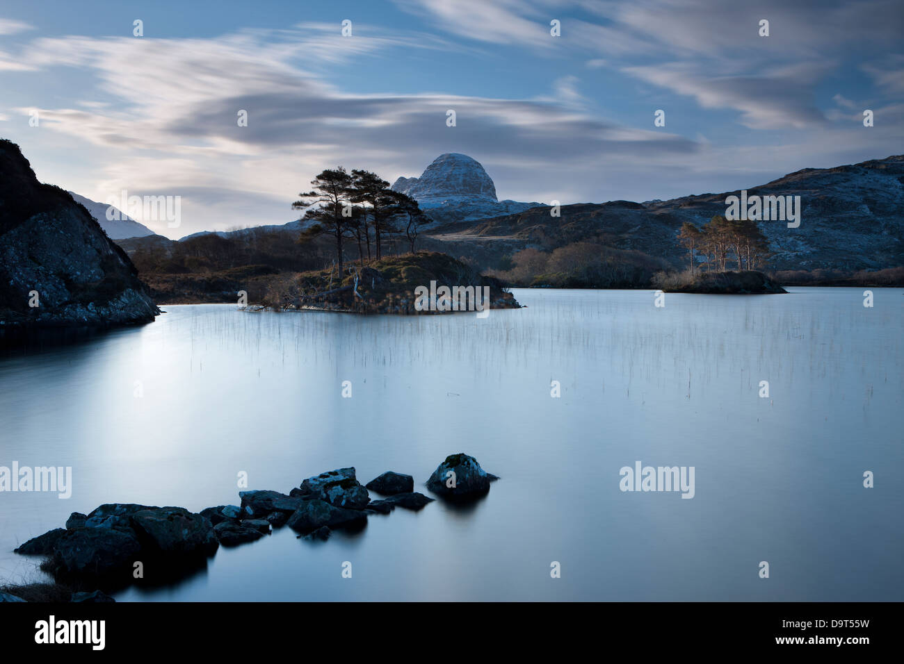 Loch Druim Suardalain avec Mts Canisp & Suilven saupoudrés de neige, Sutherland, Scotland, UK Banque D'Images