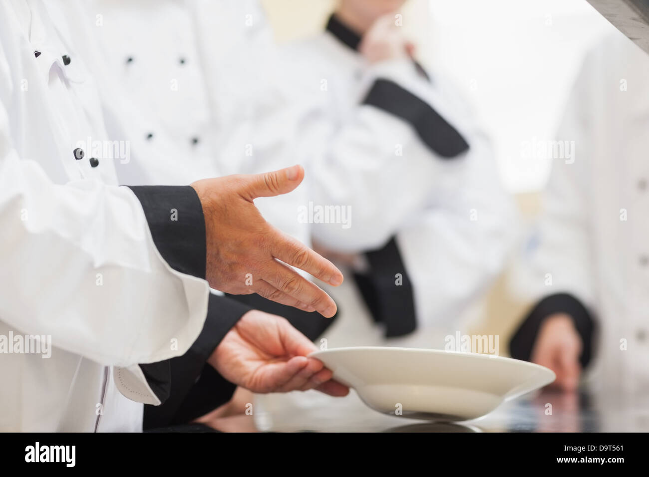 Chef de classe montrant un bol Banque D'Images