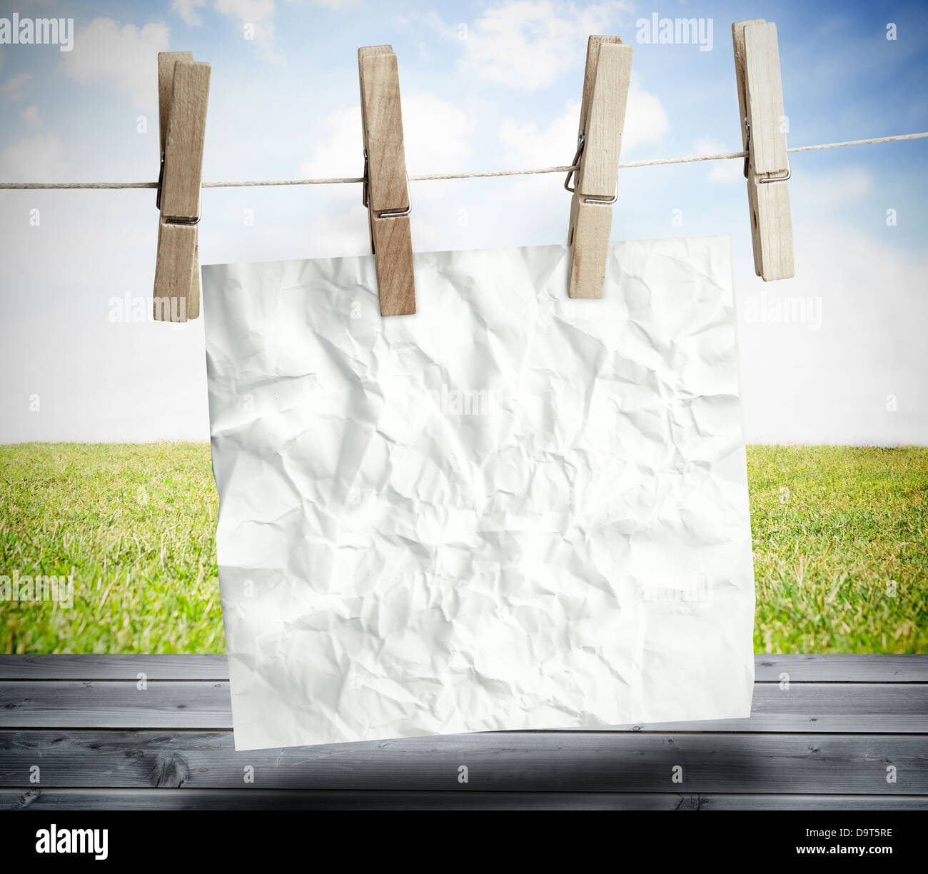 Papier froissé blanc suspendu à un fil à linge Banque D'Images Papier froissé blanc suspendu à un fil à linge Banque D'Images