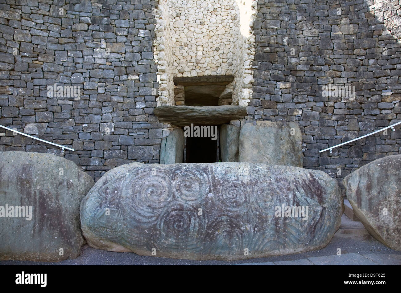 La pierre d'entrée avec l'art mégalithique de Newgrange passage tombe. Brú na Bóinne. Le comté de Meath, Irlande Banque D'Images