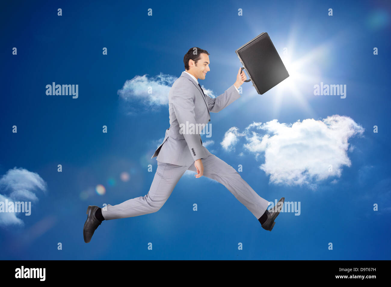 Happy businessman jumping avec sa serviette Banque D'Images Happy businessman jumping avec sa serviette Banque D'Images