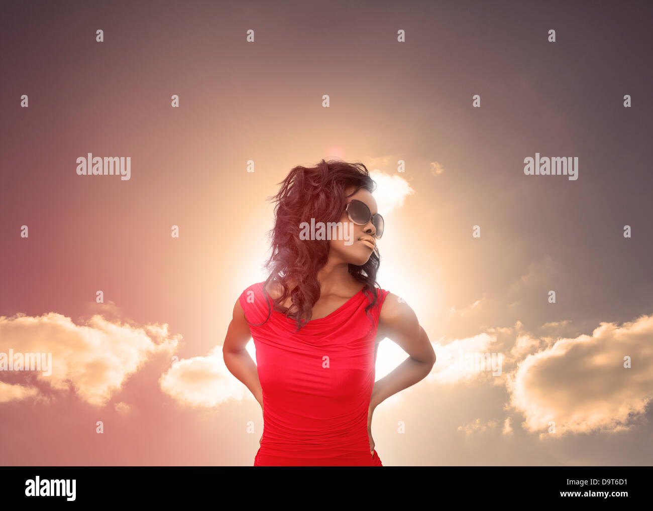 Attractive brunette se détendre sous le soleil Banque D'Images