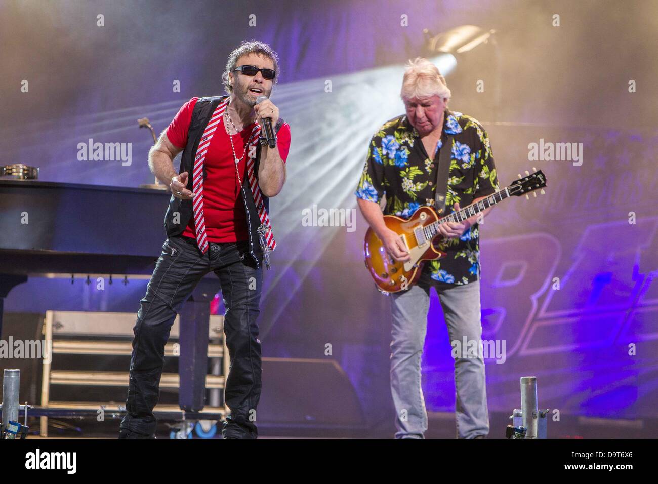 25 juin 2013 - Del Mar, Californie, USA - Chanteur PAUL ROGERS et le guitariste Mick Ralphs effectuer avec Bad Company à la foire du comté de San Diego le 25 juin 2013. (Crédit Image : © Daniel Knighton/ZUMAPRESS.com) Banque D'Images