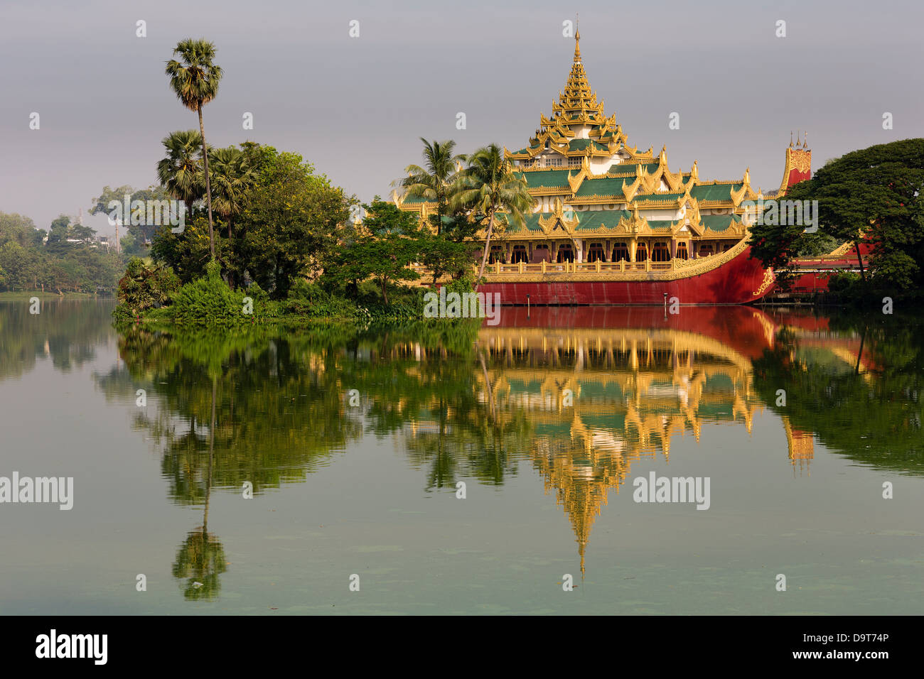 Le Karaweik, Lac Kandawgyi, Yangon, Myanmar (Birmanie) Banque D'Images