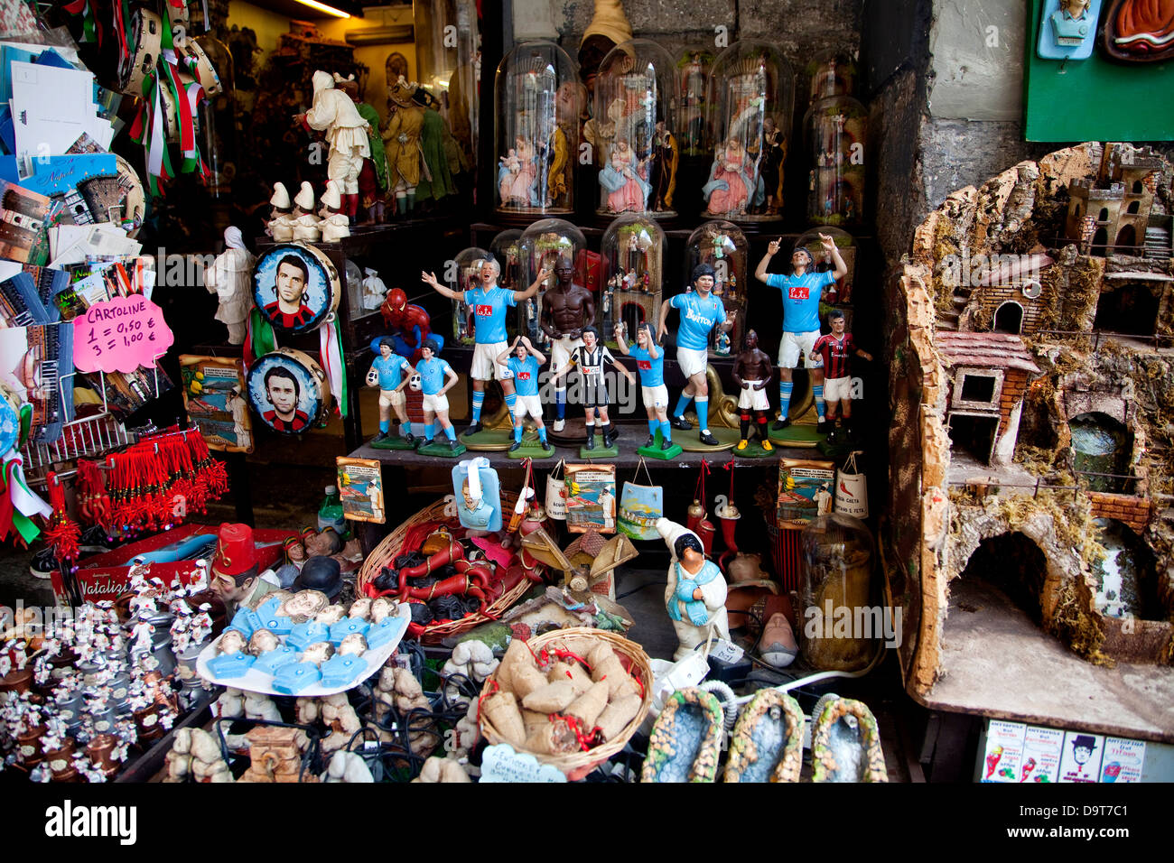 Boutique traditionnelle avec des dons, cadeaux, souvenirs de Spaccanapoli,  Naples, Naples, Campanie, Italie, Italia Photo Stock - Alamy