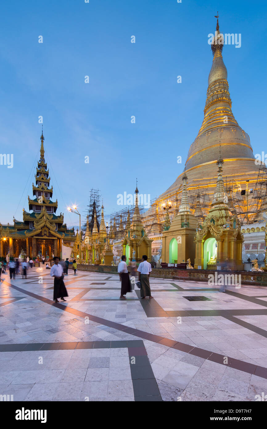 La pagode Shwedagon, au crépuscule, Yangon, Myanmar (Birmanie) Banque D'Images