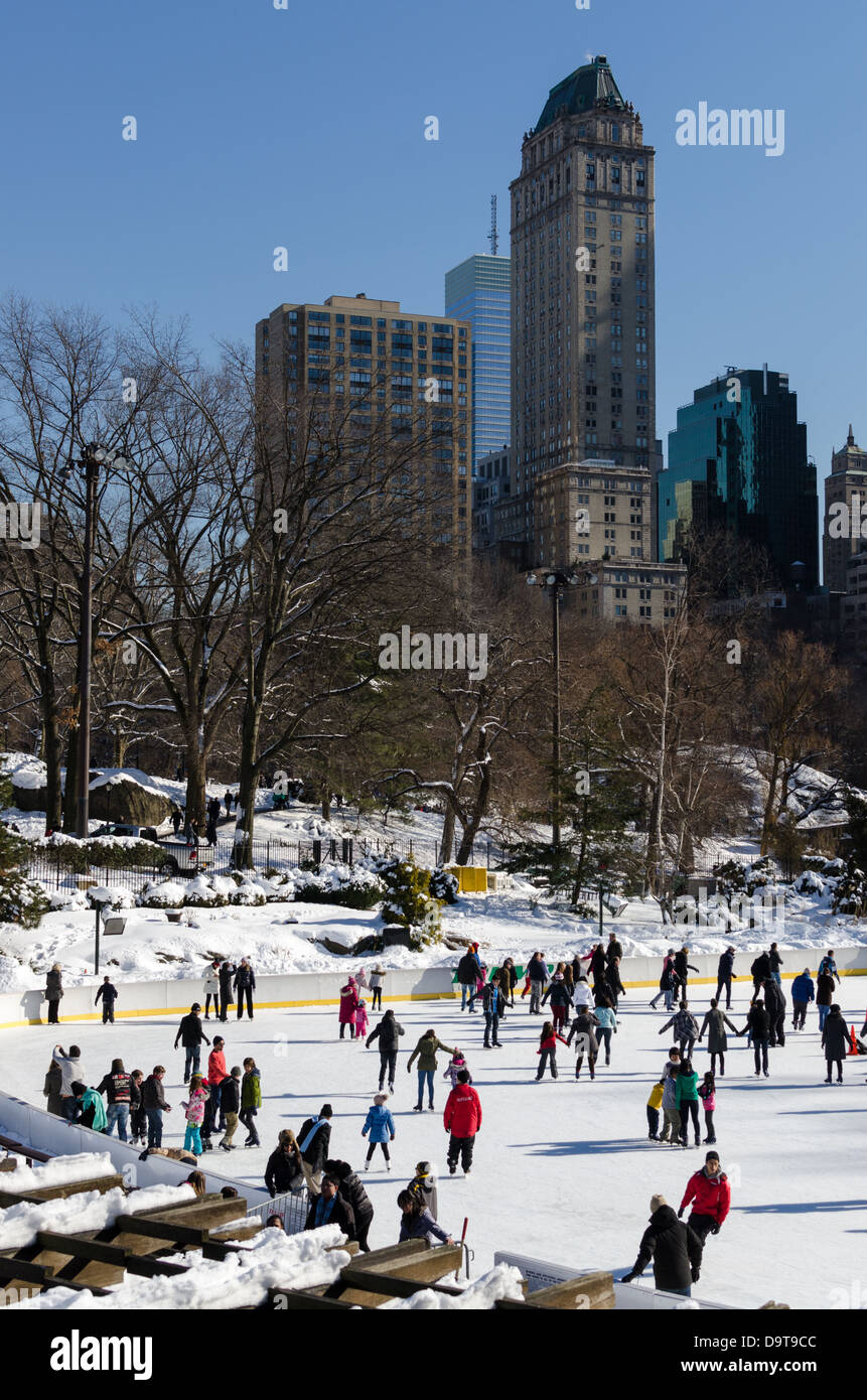 Patin à glace à Central Park couvert de neige en hiver Banque D'Images