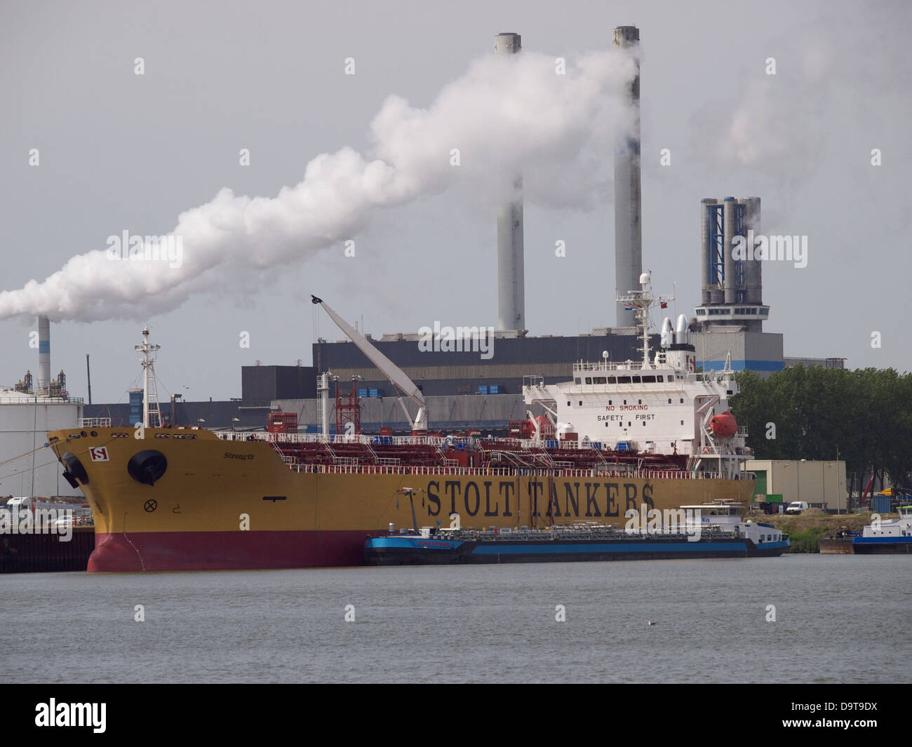 Grand navire-citerne dans le port de Rotterdam avec big power station en arrière-plan. Les Pays-Bas Banque D'Images