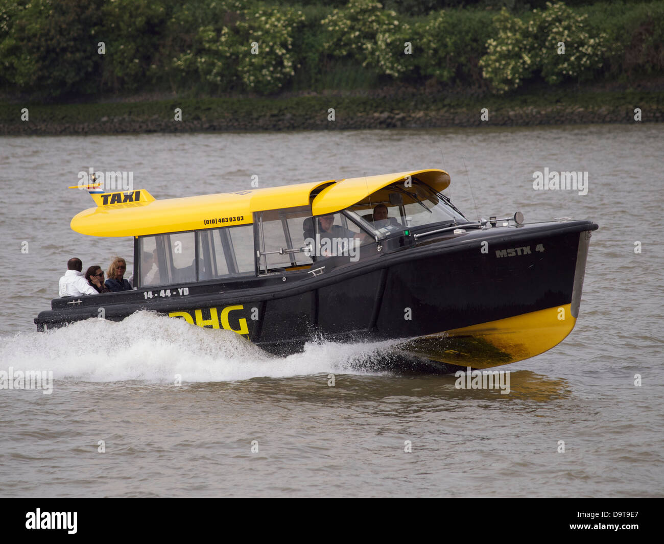 Le bateau-taxi Rotterdam transport de passagers à grande vitesse à travers la ville. Les Pays-Bas Banque D'Images