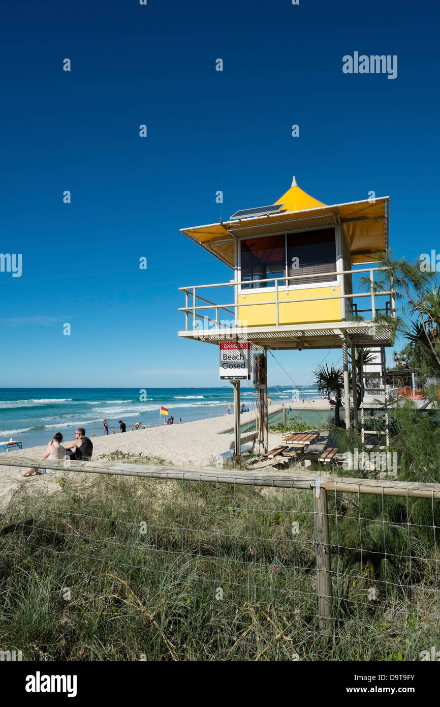 Lifeguard hut sur plage de Surfers Paradise, ville balnéaire sur la Gold Coast dans le Queensland en Australie Banque D'Images