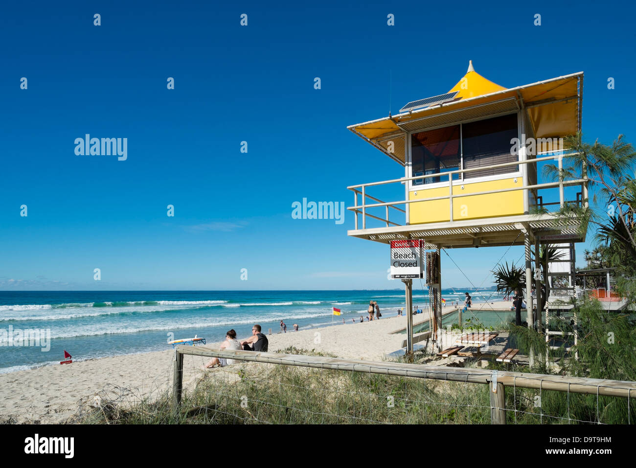 Lifeguard hut sur plage de Surfers Paradise, ville balnéaire sur la Gold Coast dans le Queensland en Australie Banque D'Images