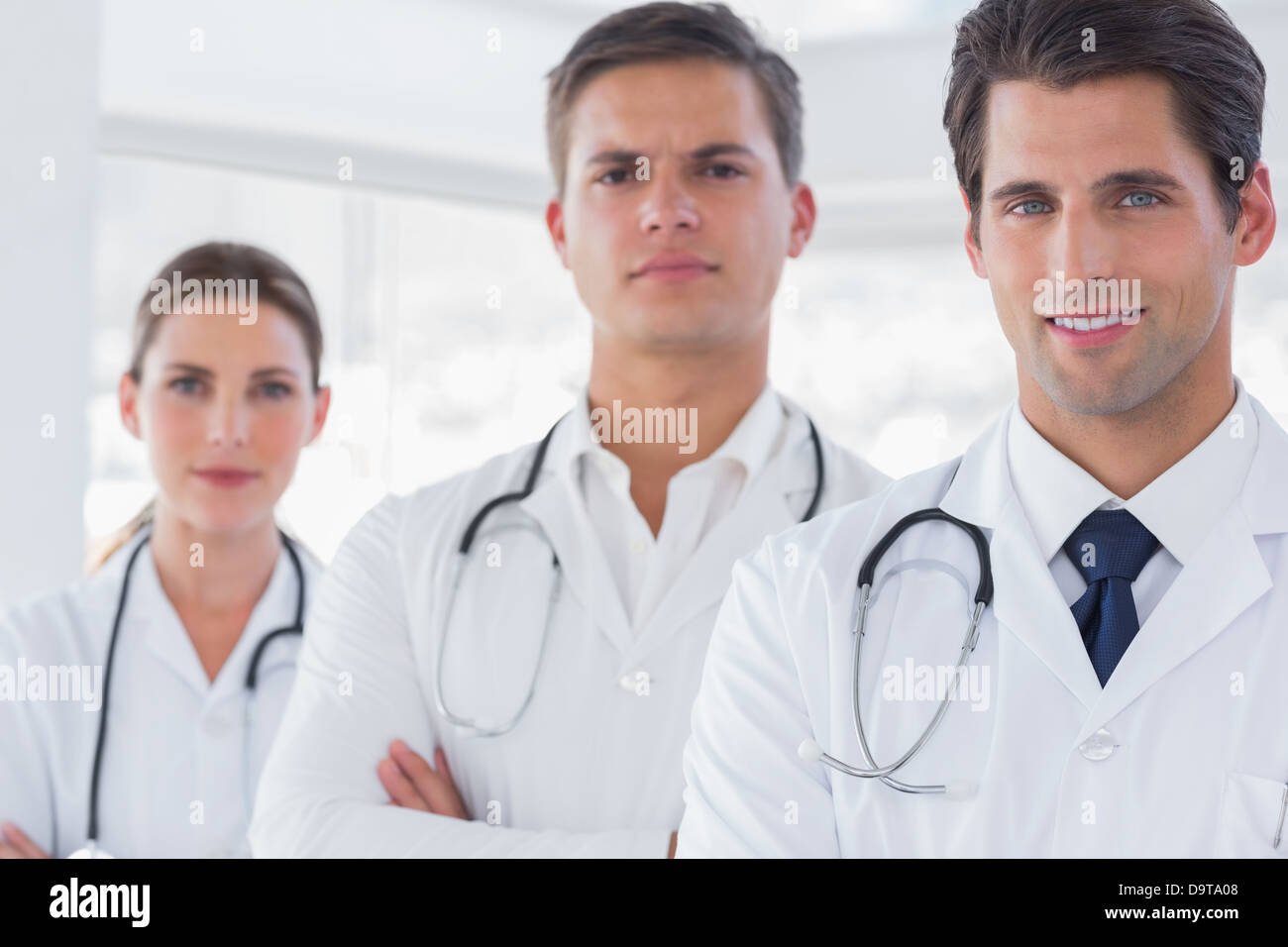 Trois médecins avec des blouses de laboratoire Banque D'Images