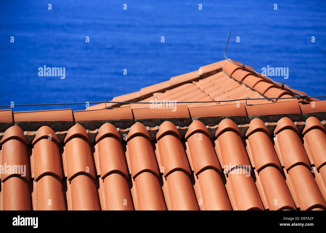 Toit de tuiles en terre cuite de la Méditerranée avec paratonnerre à Dubrovnik, Croatie Banque D'Images