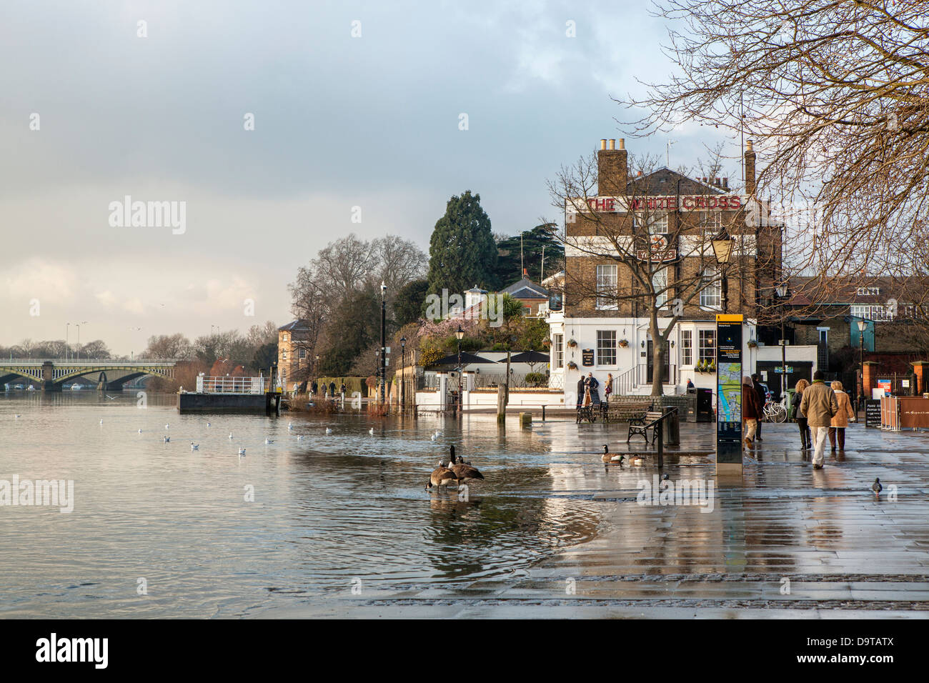 Désolé Clouds over the White Cross pub, bar et restaurant au bord de la rivière, Richmond upon Thames, sud-ouest de Londres, Surrey, Grande-Bretagne Royaume-Uni Banque D'Images