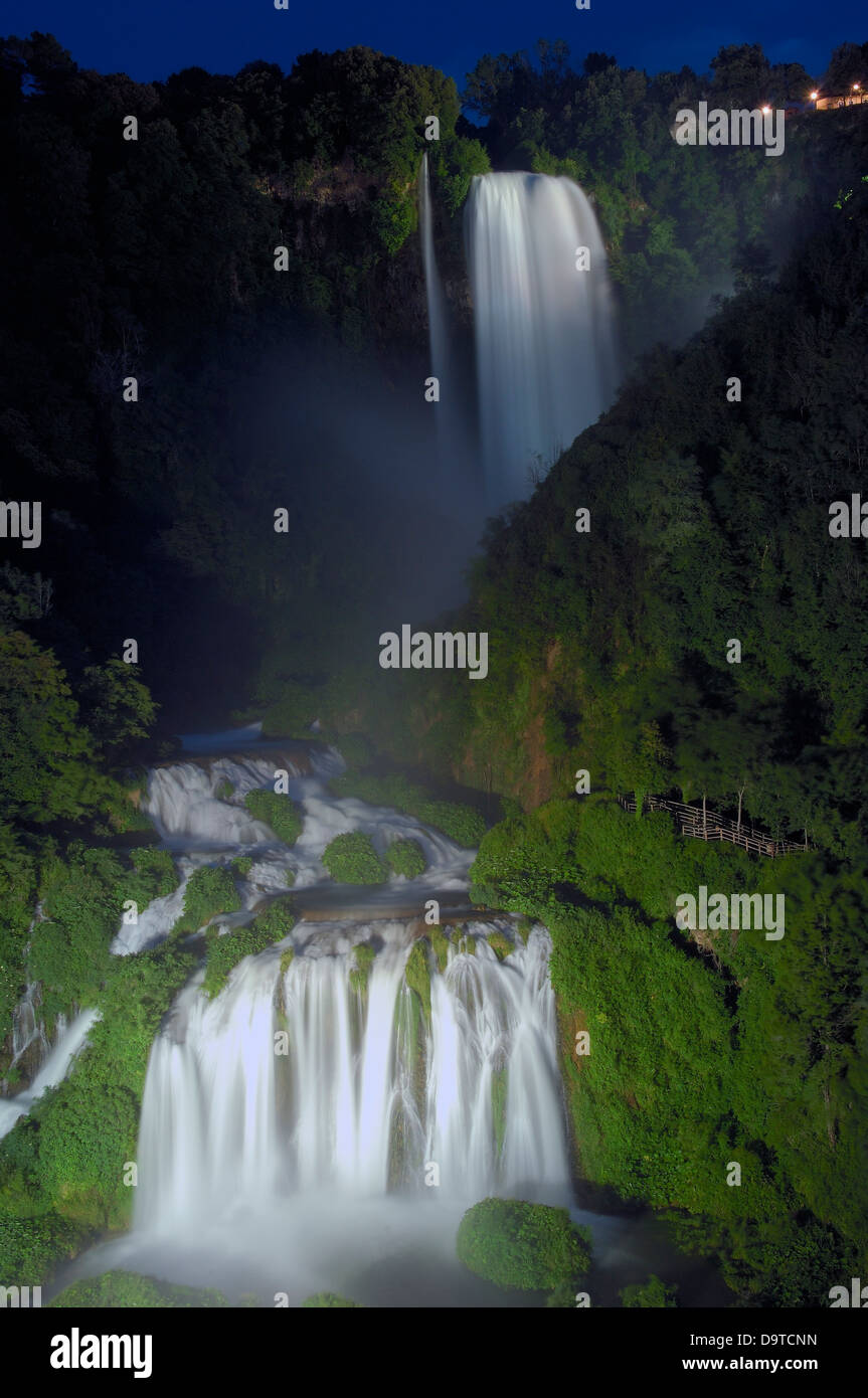 Au crépuscule, des Marmore Cascata delle Marmore, Valnerina. Terni. L'Ombrie. L'Italie. L'Europe Banque D'Images