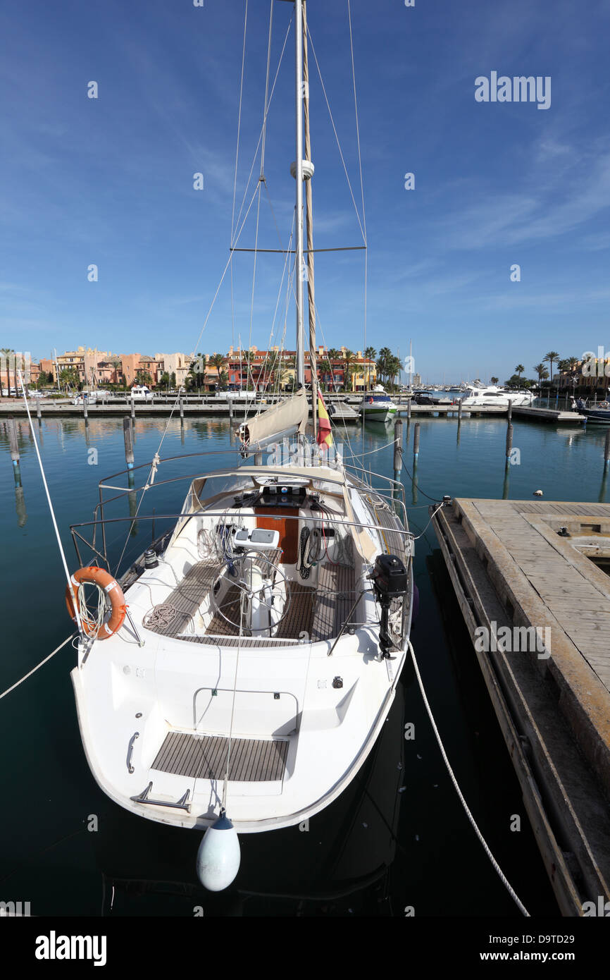 White sail yacht dans la marina de Sotogrande Andalousie, Espagne Banque D'Images