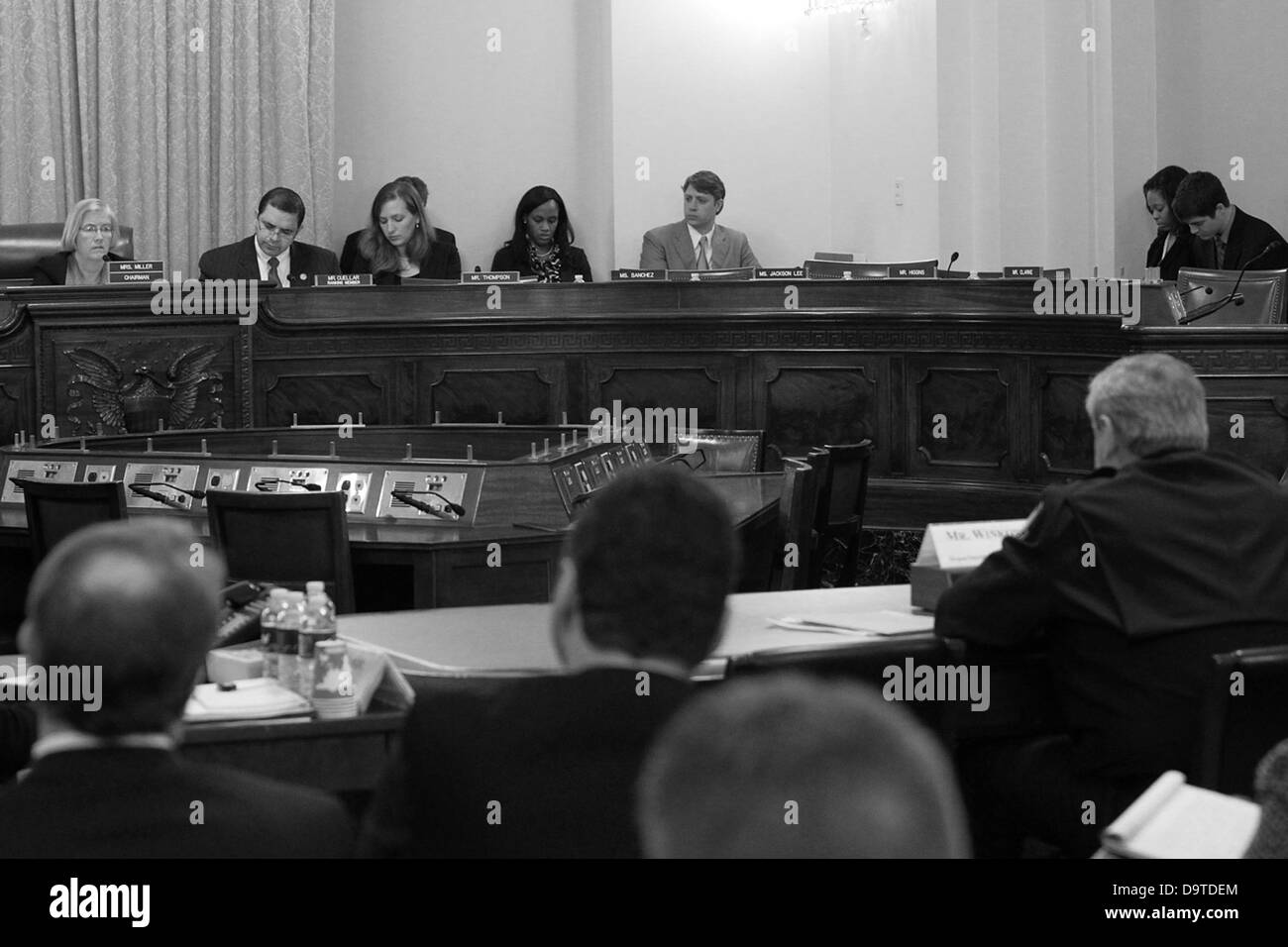 AC Winkowski témoigne devant une audience sur des questions cruciales liées aux opérations des douanes et de la protection des frontières des États-Unis, en mettant l’accent sur la sécurité frontalière, l’application de la loi et les défis réglementaires. Banque D'Images