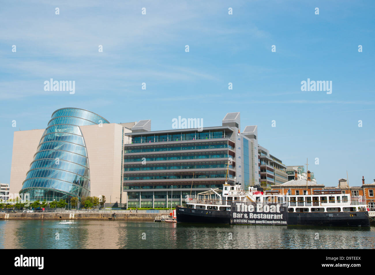 Centre de Convention et d'un bateau restaurant Docklands ancien secteur de port par River Liffey Dublin Irlande Europe centrale Banque D'Images