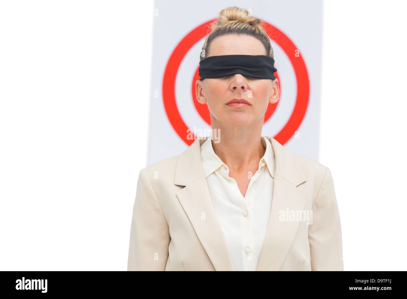 Businesswoman bandé les yeux et derrière la cible Banque D'Images