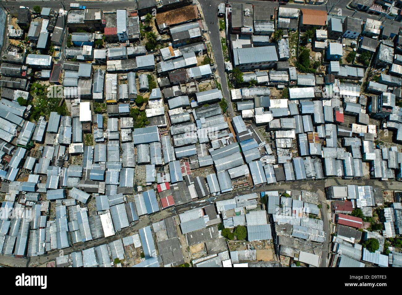 La ville de Manaus banlieue, l'état d'Amazonas, au Brésil. Les toits de zinc. quartier pauvre Vue de dessus Banque D'Images