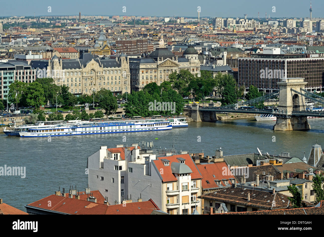 Vue panoramique de Budapest du Bastion des Pêcheurs des navires de croisière et le Pont des Chaînes sur le côté Pest de Budapest Banque D'Images