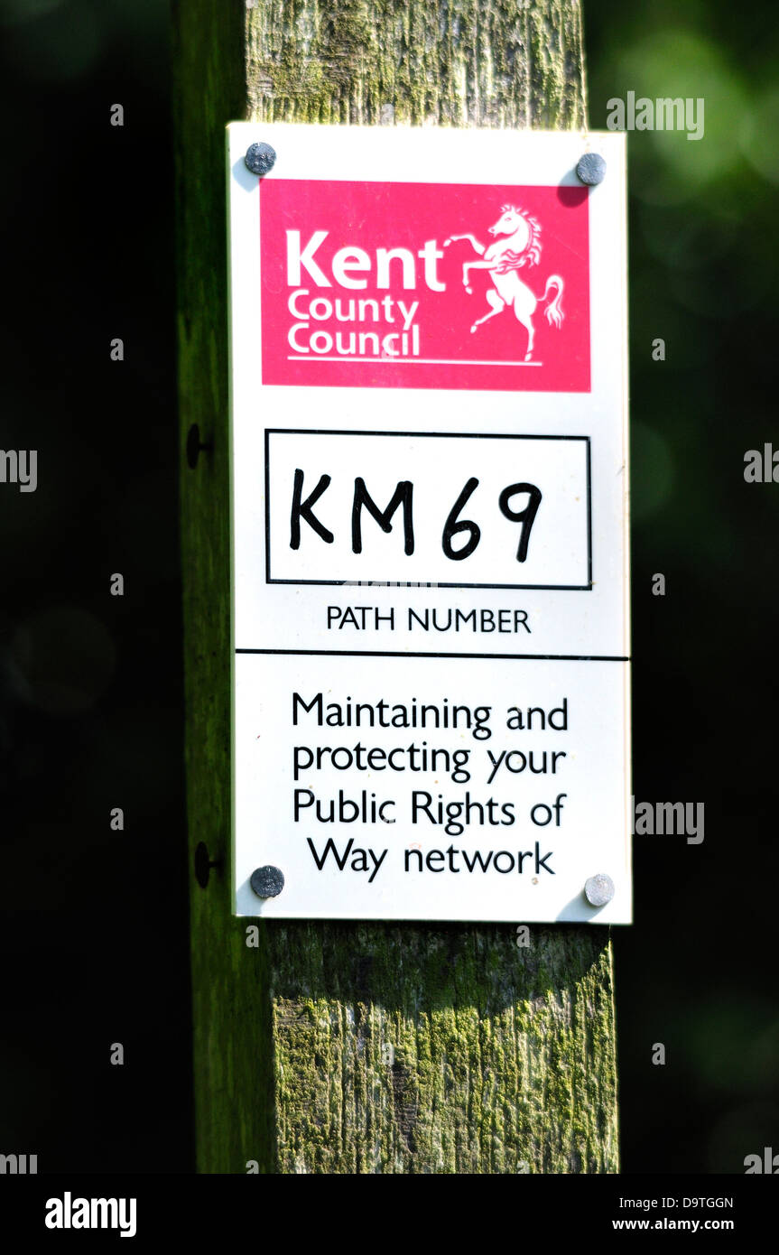 Boughton Monchelsea village, Kent, Angleterre. Signe : droit de passage public, Kent County Council Banque D'Images