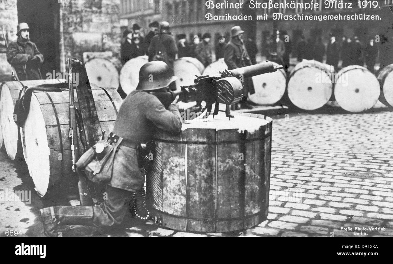 Des barricades et des mitrailleuses sont photographiées à Berlin, en Allemagne, lors des combats de rue du Märzkämpfe (combats de la voûte - combats qui ont suivi des manifestations nationales de travailleurs pour la cause révolutionnaire) du 3 au 16 mars 1919. Fotoarchiv für Zeitgeschichte Banque D'Images