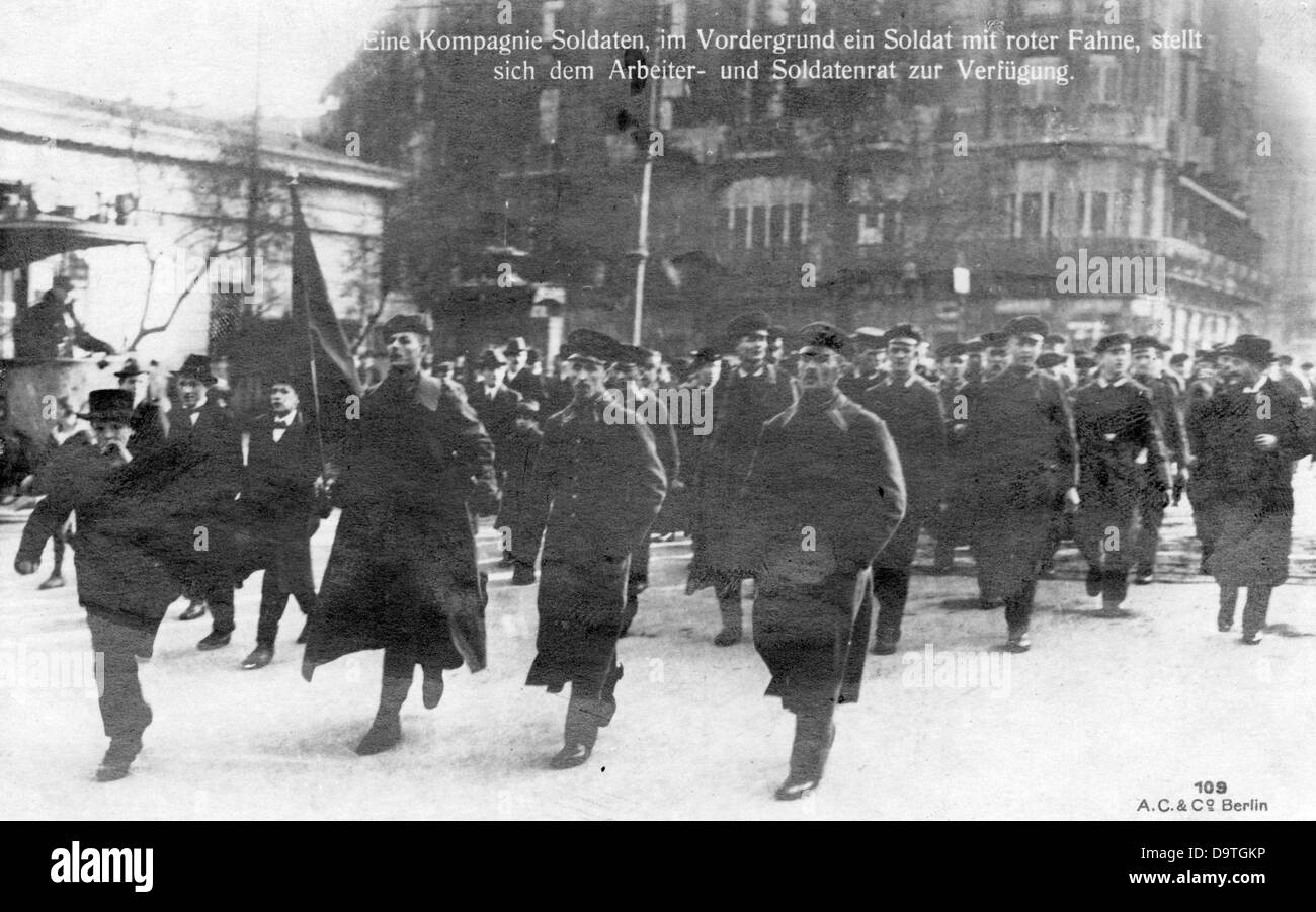 Révolution allemande 1918/1919: Une compagnie de soldats, au premier plan un soldat avec un drapeau rouge, offre son service au conseil des travailleurs à Berlin, en Allemagne. Date inconnue. Fotoarchiv für Zeitgeschichte Banque D'Images