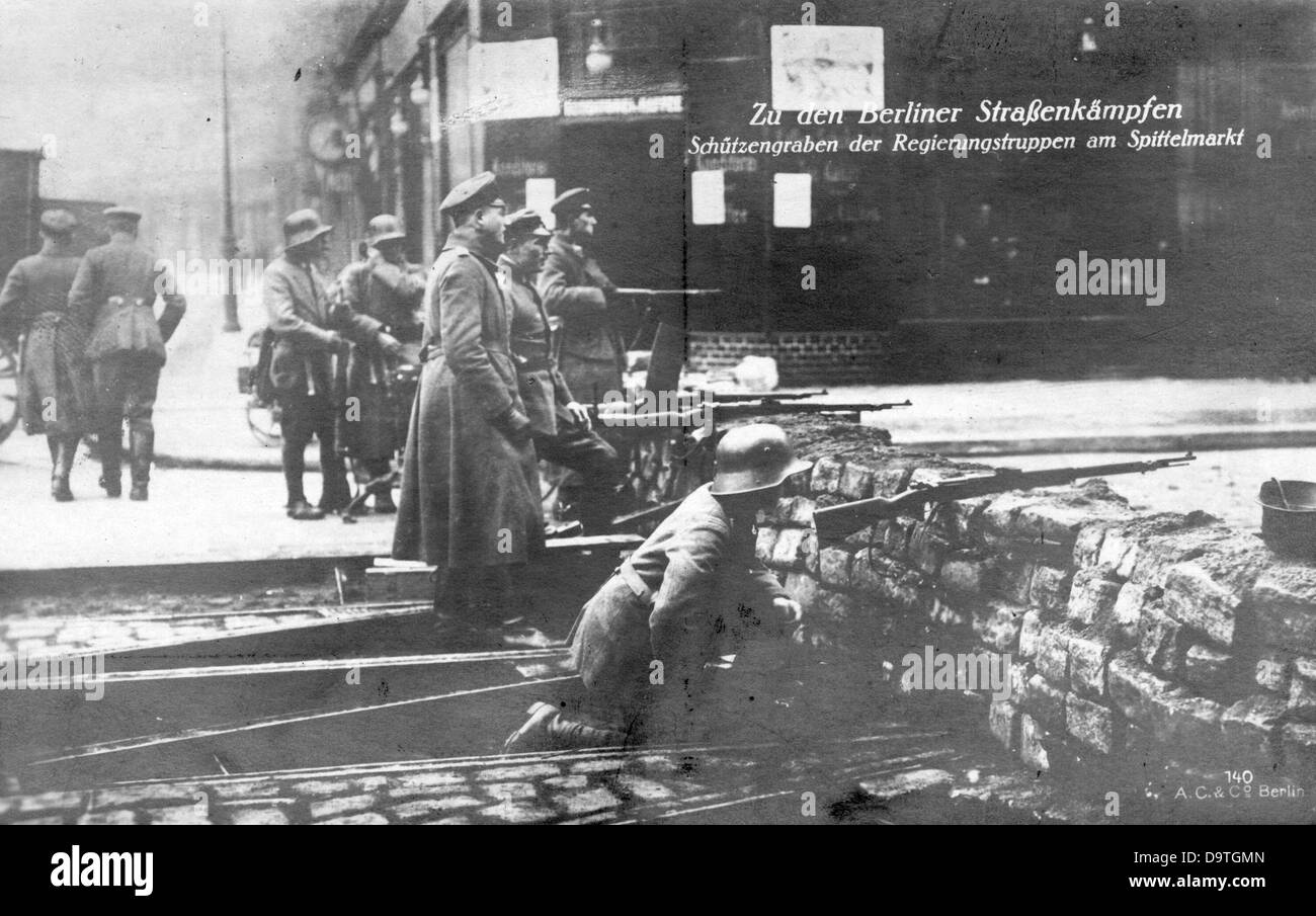 Révolution allemande 1918/1919: Vue d'une tranchée des troupes gouvernementales à Spittelmarkt à Berlin, en Allemagne, pendant les combats de rue de la Märzkämpfe (les combats de la Révolution - les combats qui ont suivi des manifestations nationales de travailleurs pour la cause révolutionnaire) en mars 1919. Fotoarchiv für Zeitgeschichte Banque D'Images