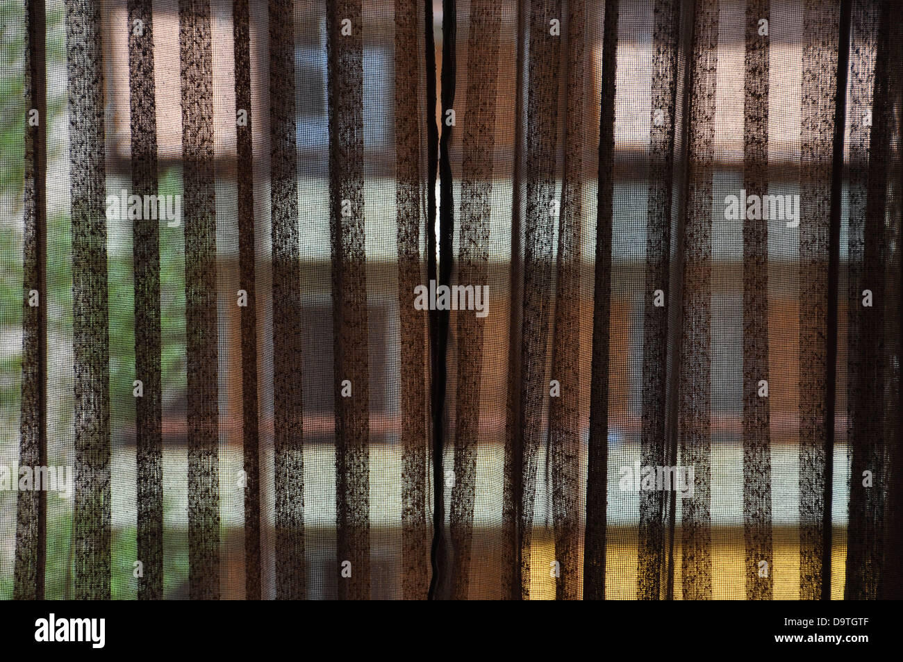 Brown et rideaux transparents bâtiment coloré déformée dans l'arrière-plan. Banque D'Images