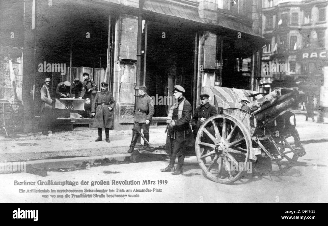 Révolution allemande 1918/1919: Un groupe d'artillerie est photographié dans la vitrine du grand magasin Tietz sur Alexanderplatz à Berlin, en Allemagne, d'où la Frankfurter Strasse a été attaquée en mars 1919. Fotoarchiv für Zeitgeschichte Banque D'Images