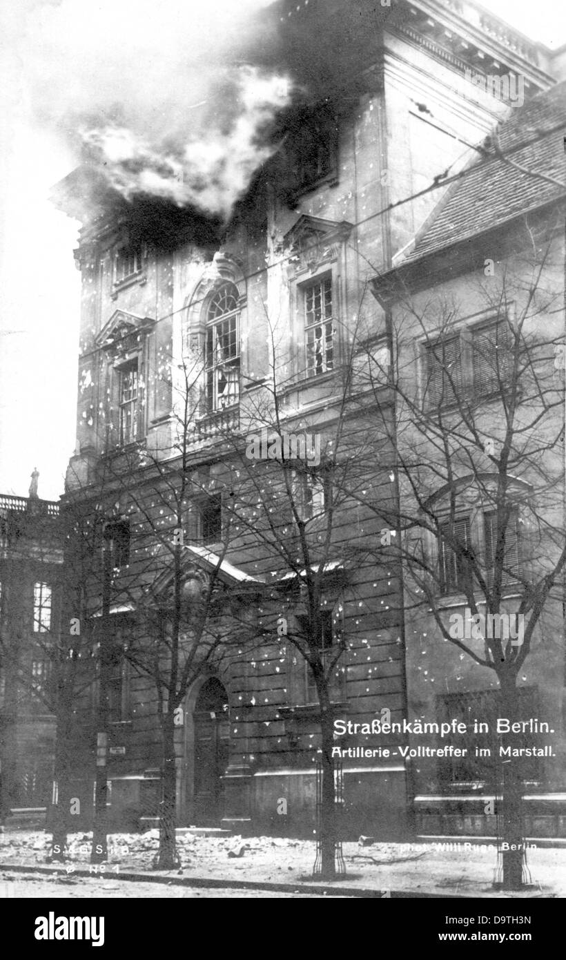 Révolution allemande 1918/1919: Vue de la Neue Marstall partiellement détruite sur l'île de la Spree dans le centre-ville de Berlin, Allemagne, pendant les combats de rue au début de 1919. Fotoarchiv für Zeitgeschichte Banque D'Images