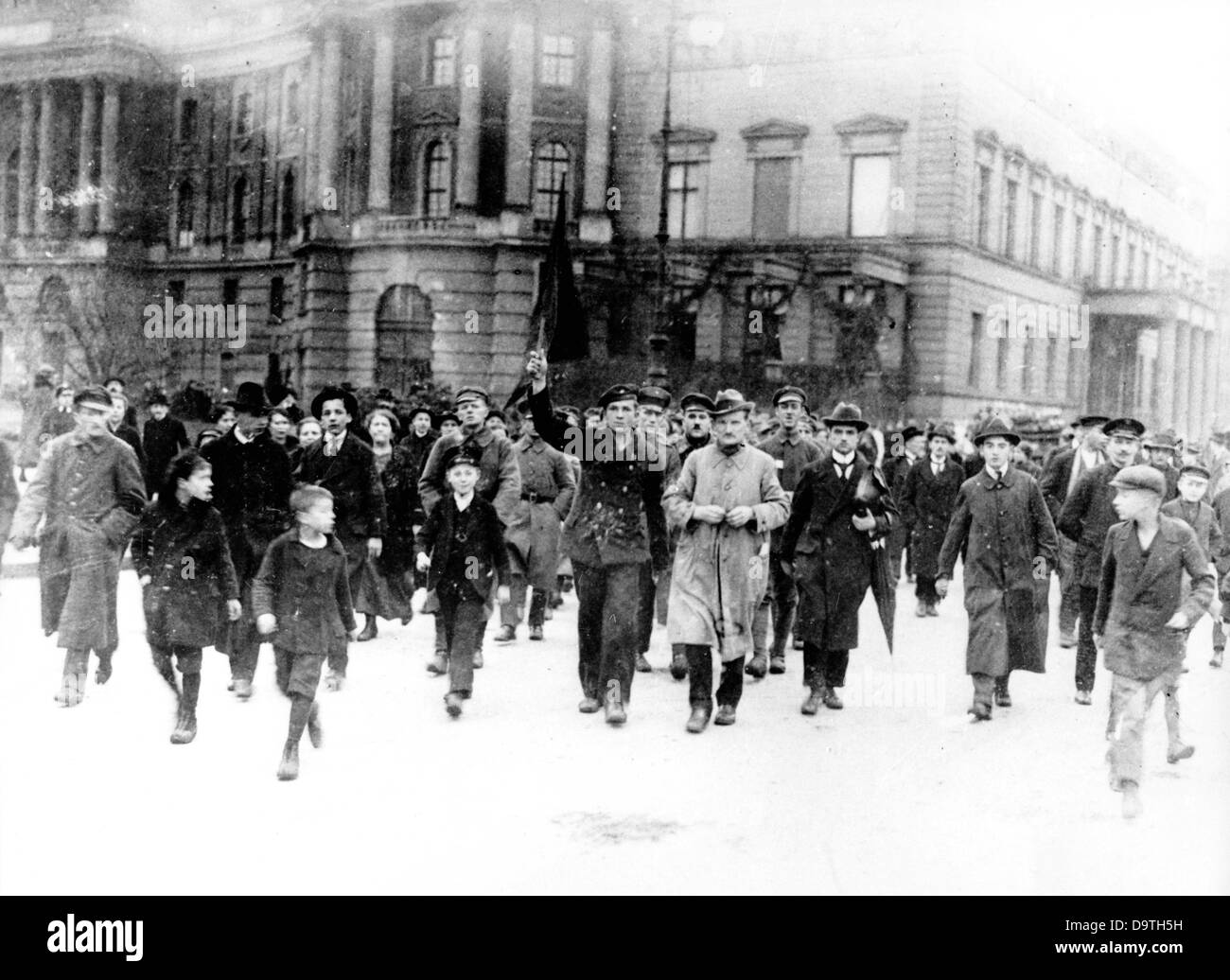 Des marins révolutionnaires et des civils protestent à Kaiser-Franz-Josef-Platz (aujourd'hui: Bebelplatz) sur Unter den Linden à Berlin, en Allemagne, le 9 novembre 1918. À l'avant, un marin de Kiel est représenté par un drapeau rouge. Fotoarchiv für Zeitgeschichte Banque D'Images