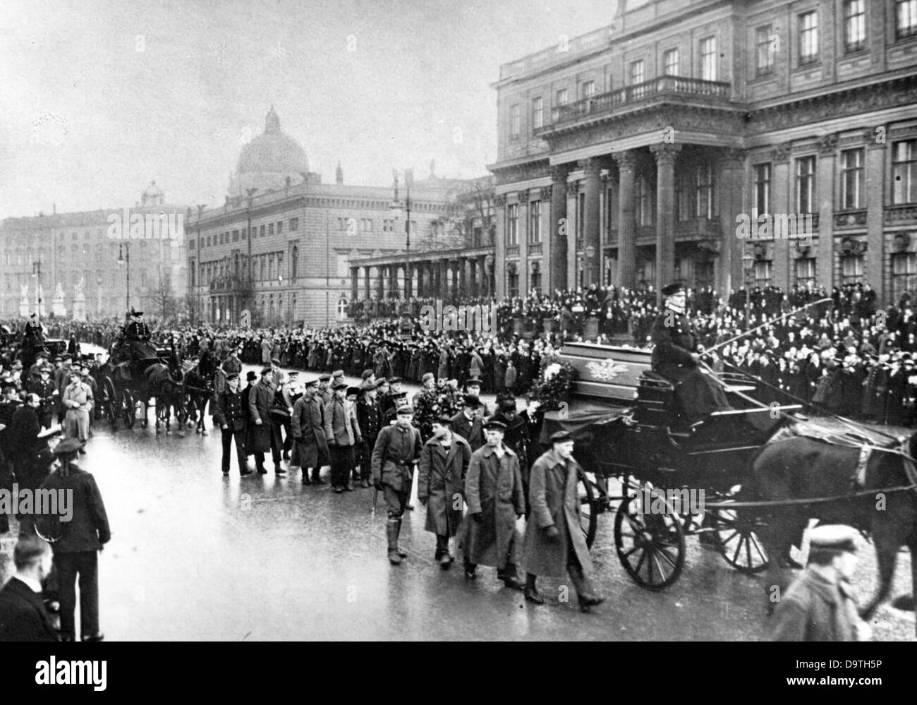 Révolution allemande 1918/1919 : des foules de gens participent à la procession funéraire pour les membres de la Volksmarinedivision, qui est mort pendant l'attaque sur les territoires Berlin Palace et le Marstall par les troupes gouvernementales le 24 décembre 1918, à Berlin le 29 décembre 1918. La Volksmarinedivision était une division de marins armés de l'ex-Marine impériale qui a appuyé l'action révolutionnaire à Berlin. Ici : la procession est photographié à Unter den Linden sur son chemin pour le Friedhof der Märzgefallenen (lit. "Cimetière de ceux tués en action en mars" se référant aux victimes du revo Banque D'Images