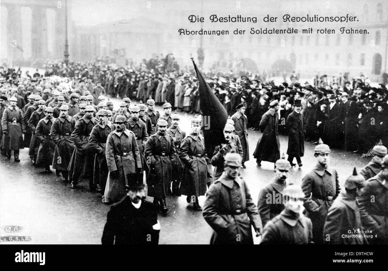 Révolution allemande 1918/1919: Des foules participent à la procession funéraire pour les victimes des journées de la révolution à Berlin le 20 novembre 1918. Ici: Les délégations des conseils des travailleurs portent des drapeaux rouges devant la porte de Brandebourg sur le chemin du Friedhof der Märzgefallenen (lit. 'Cimetière des personnes tuées en action en mars' se référant aux victimes des révolutions de 1848 dans les États allemands). Fotoarchiv für Zeitgeschichte Banque D'Images