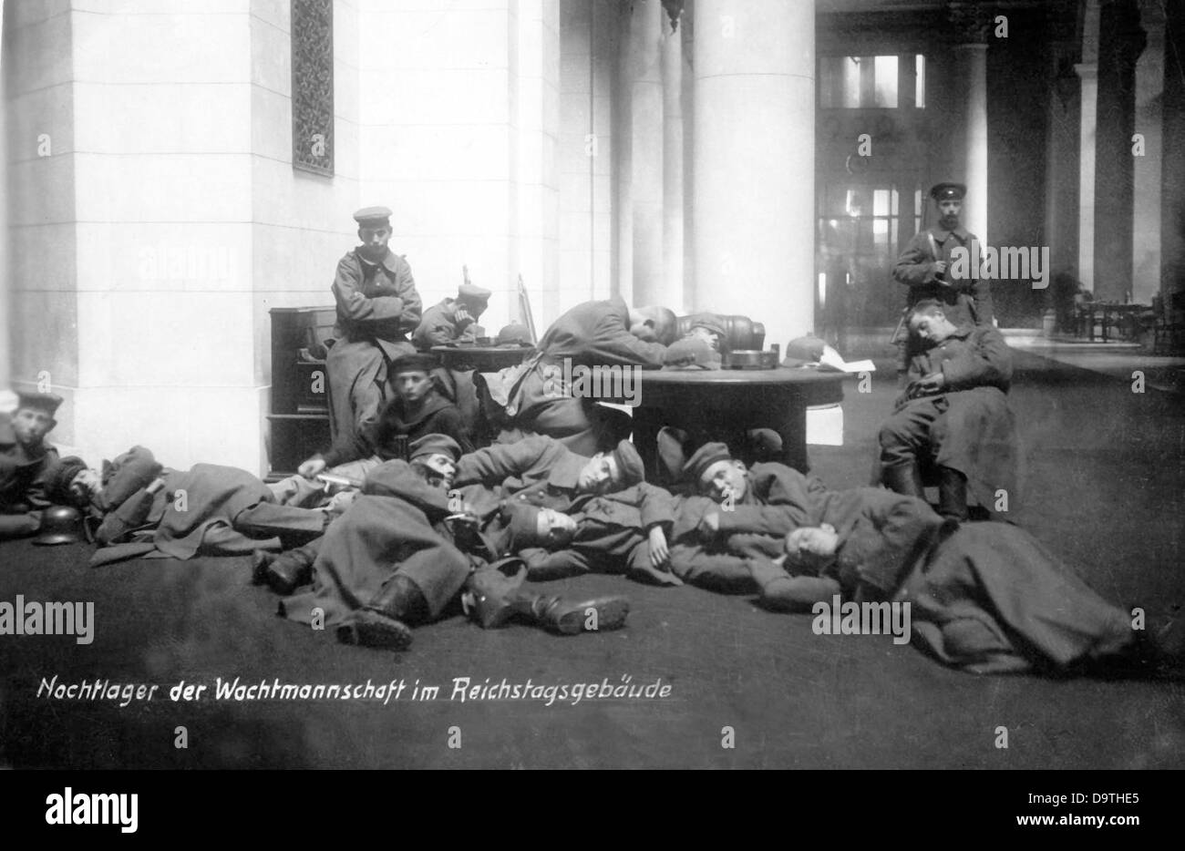 Révolution allemande 1918/1919: Bivouac des gardes du conseil des travailleurs au Reichstag à Berlin après son occupation le 9 novembre 1918. Fotoarchiv für Zeitgeschichte Banque D'Images