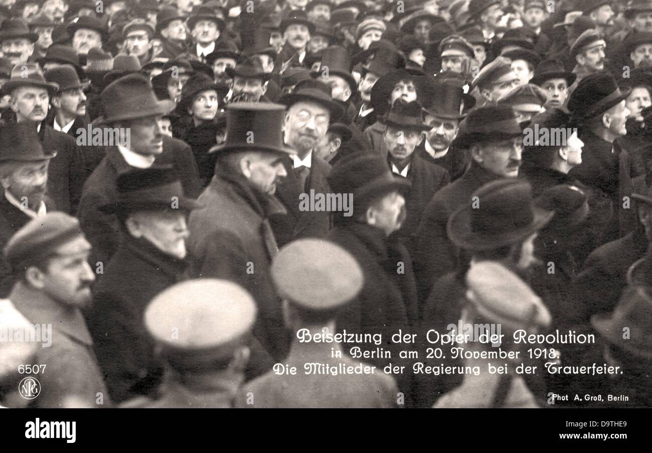 Révolution allemande 1918/1919: Des foules accompagnent la procession funéraire pour les victimes des jours de la révolution de Tempelhofer Feld à travers le centre-ville jusqu'au Friedhof der Märzgemallenen (Lit. 'Cimetière de ceux qui ont été tués en action en mars' se référant aux victimes des révolutions de 1848 dans les États allemands), à Berlin le 20 novembre 1918. Ici : les membres du gouvernement pendant les funérailles. Fotoarchiv für Zeitgeschichte Banque D'Images