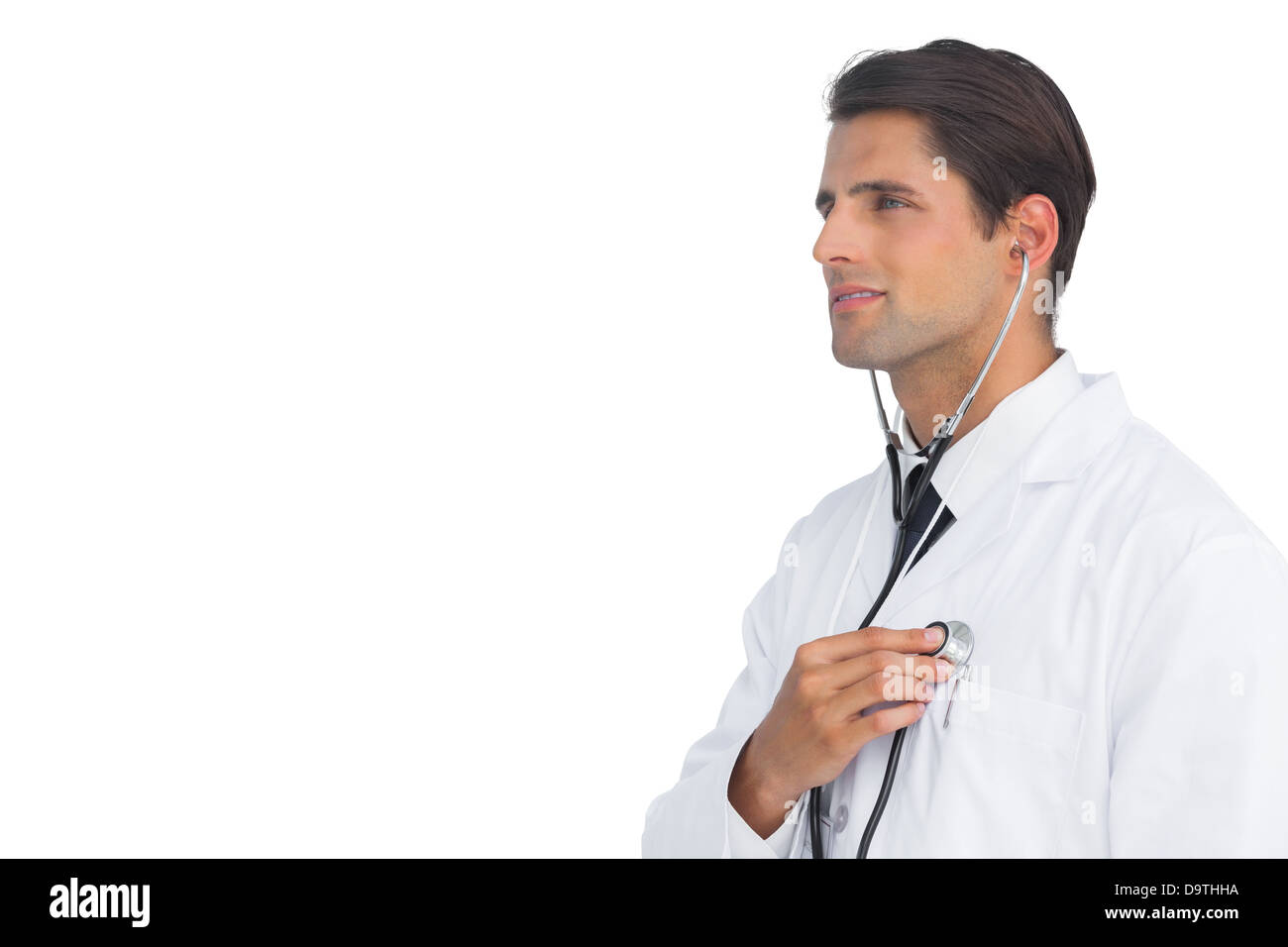 Smiling doctor holding stethoscope jusqu'à sa poitrine Banque D'Images