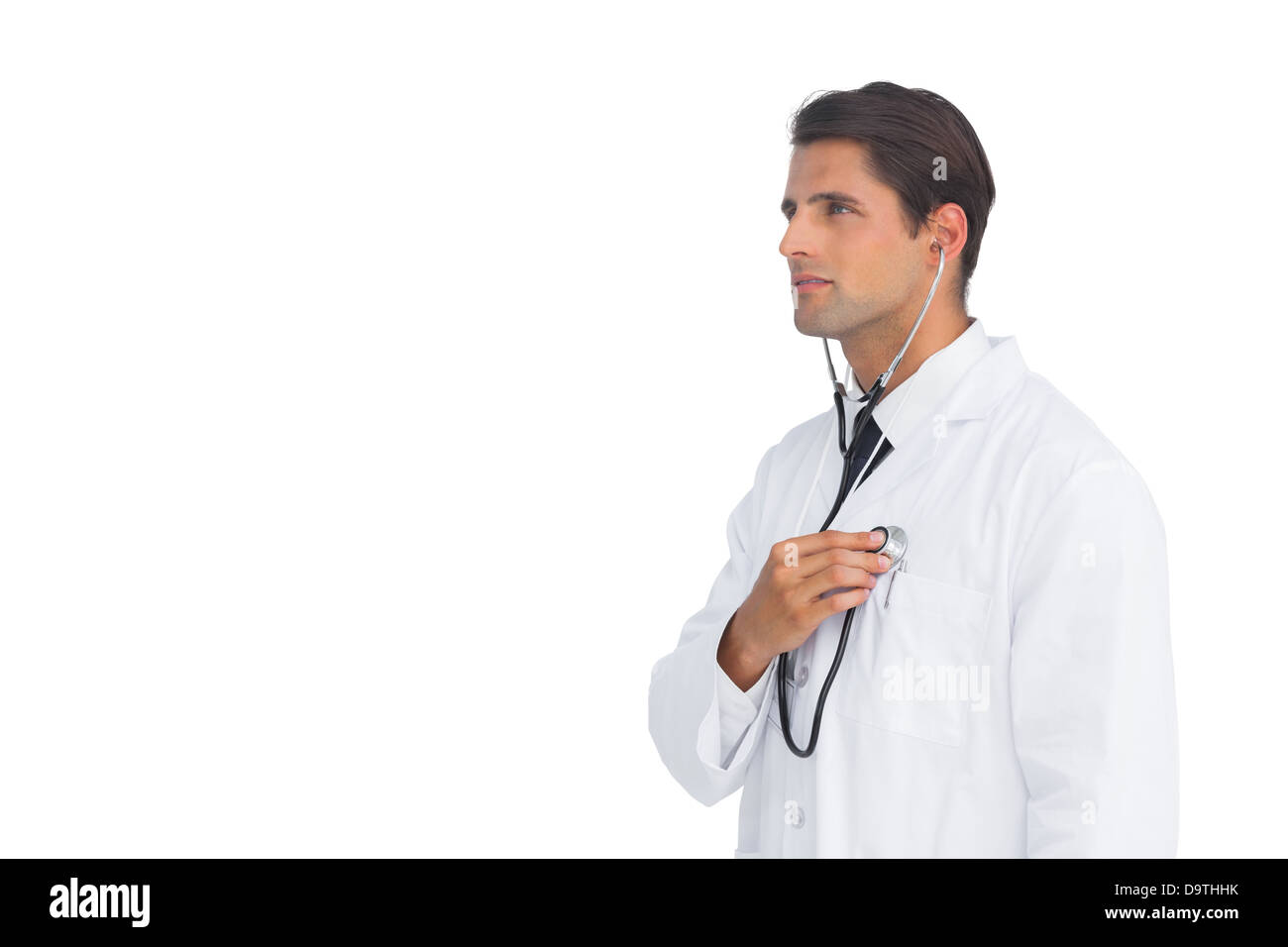 De graves doctor holding stethoscope jusqu'à sa poitrine Banque D'Images