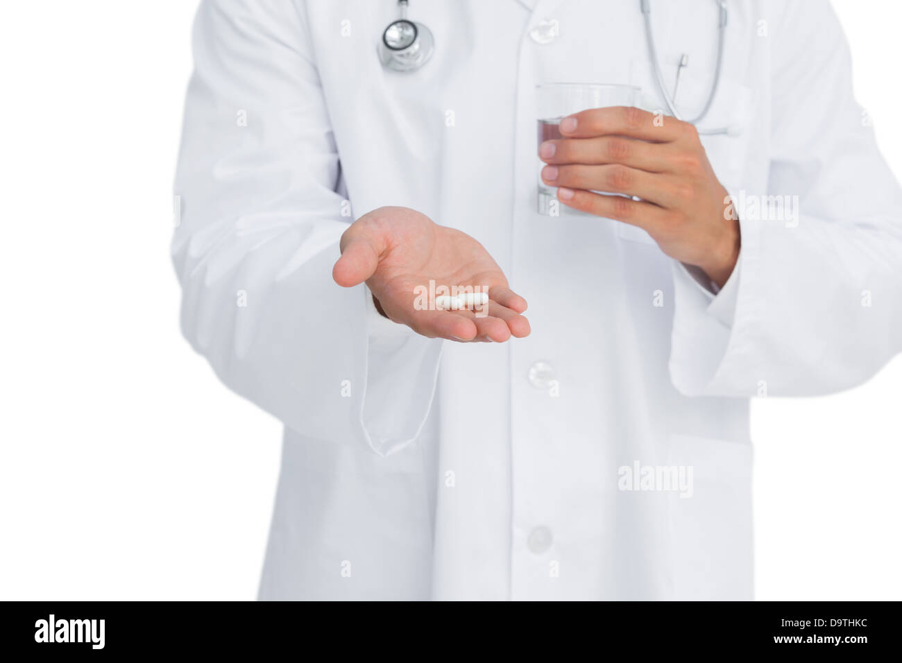 Doctor holding medicine et verre de l'eau Banque D'Images