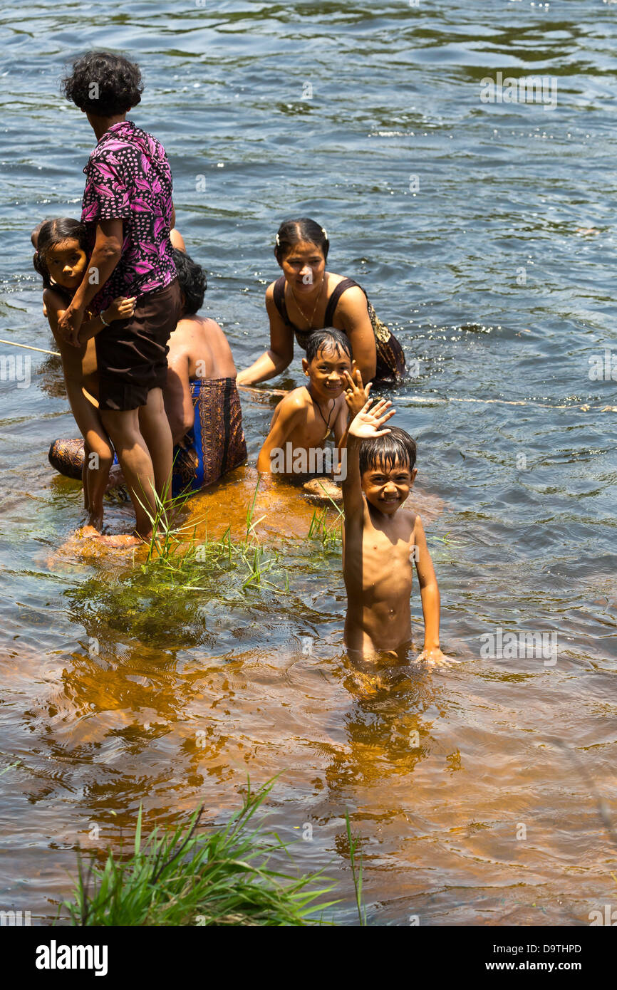 La Population Locale De Prendre Un Bain Dans La Rivière à L Teuk Chhou Rapids Dans La Province