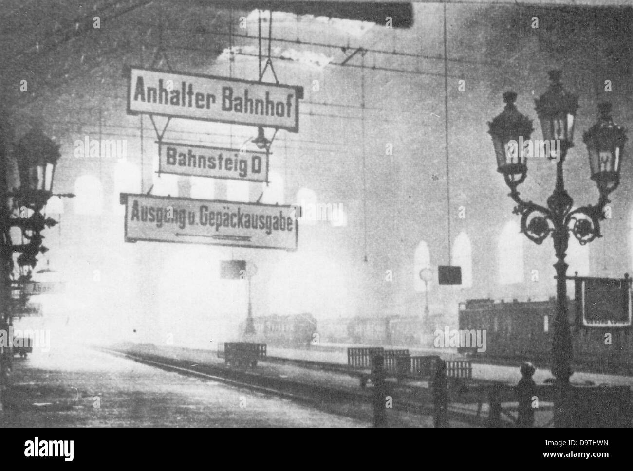 Révolution allemande 1918/1919: La reproduction de la Schweizer Illustrirte Zeitung (journal illustré suisse) du 19 mars 1919 montre l'Anhalter Bahnhof vide à Berlin, en Allemagne, pendant les émeutes. Fotoarchiv für Zeitgeschichte Banque D'Images