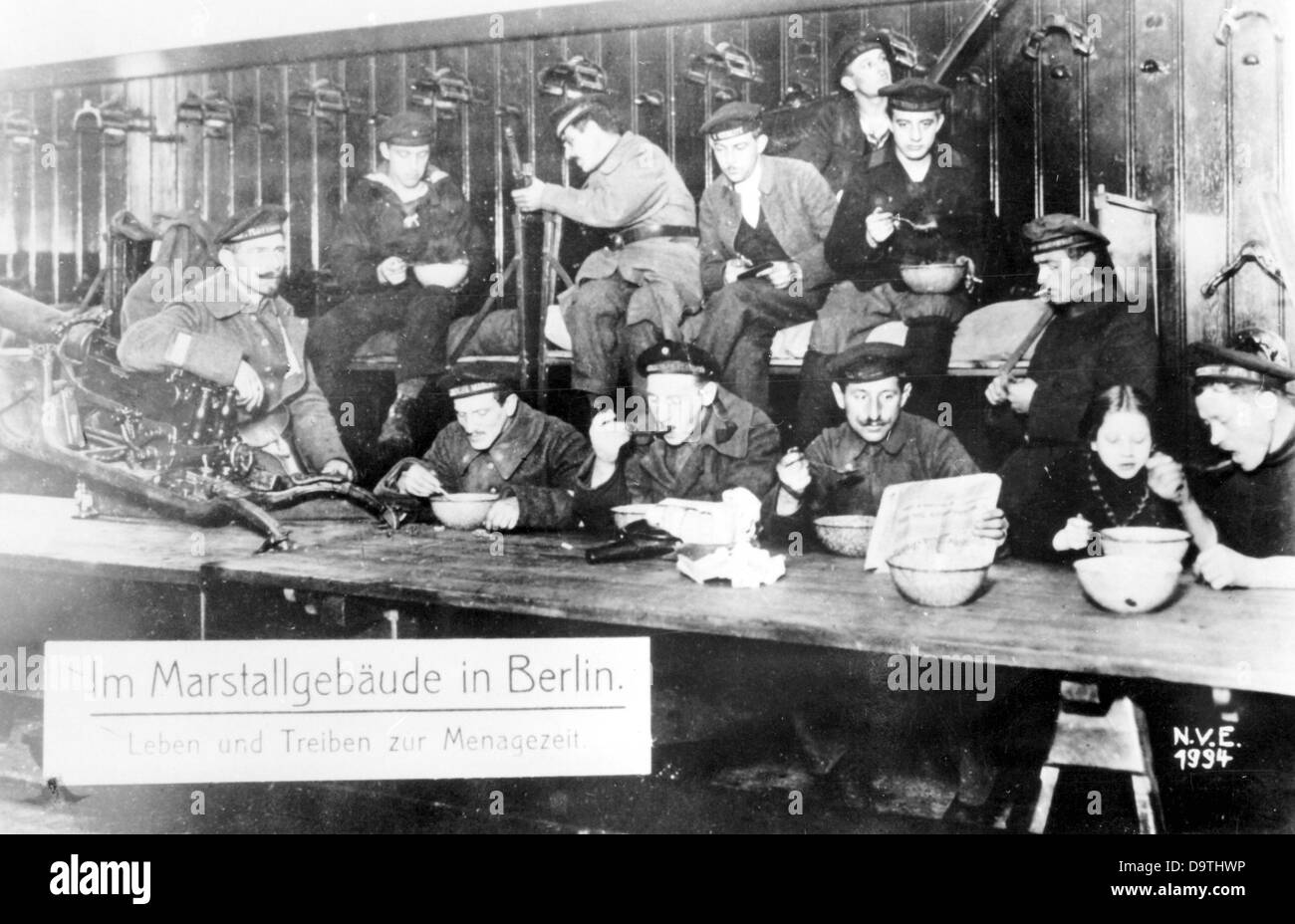 Révolution allemande 1918/1919: Restauration des membres de la Volksmarinedivision, une division armée de marins de l'ancienne Marine impériale qui a soutenu les efforts révolutionnaires à Berlin en tant qu'autorité d'ordre subordonnée au Président de la police de Berlin, à la Neue Marstall à Berlin en novembre 1918. Fotoarchiv für Zeitgeschichte Banque D'Images