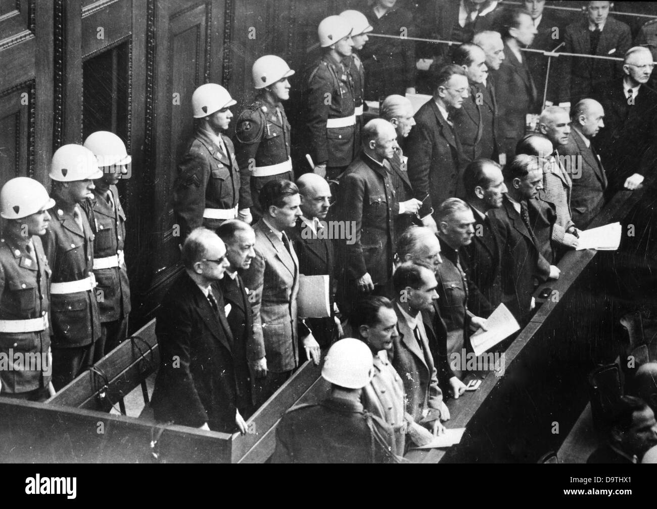 Les principaux accusés comme criminels de guerre du régime nazi sont entourés par la police militaire au procès de Nuremberg en 1946 en face de la Cour de Justice Militaire International. Première rangée de gauche ci-dessous. : Hermann Göring, Rudolf Hess, Joachim von Ribbentrop, Wilhelm Keitel, Ernst Kaltenbrunner, Alfred Rosenberg, Hans Frank, Wilhelm Frick, Julius Streicher, Walter Funk, Hjalmar Schacht. Deuxième rangée de gauche ci-dessus : Karl Dönitz, Erich Raeder, Baldur von Schirach, Fritz Sauckel, Alfred Jodl, Franz von Papen, Arthur Seys-Inquart, Albert Speer, Konstantin von Neurath, Hans Fritsche. Photo : Banque D'Images