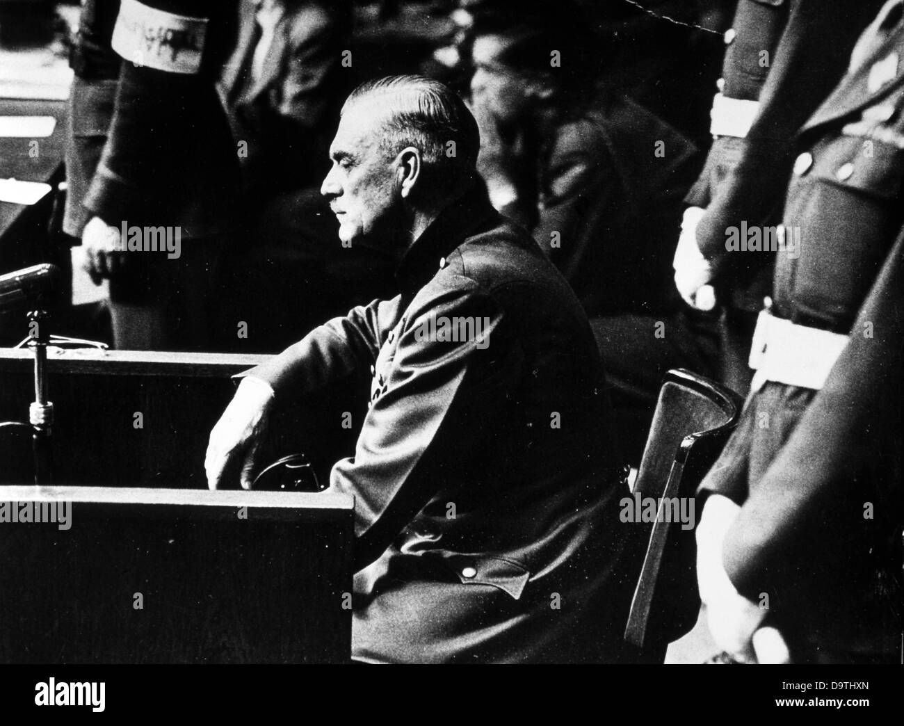 Wilhelm Keitel, chef du commandement de la Wehrmacht, l'un des principaux accusés comme criminel de guerre du régime nazi, est entouré par la police militaire au procès de Nuremberg en face de la Cour de Justice Militaire International. Photo : Yevgeny Khaldei Banque D'Images