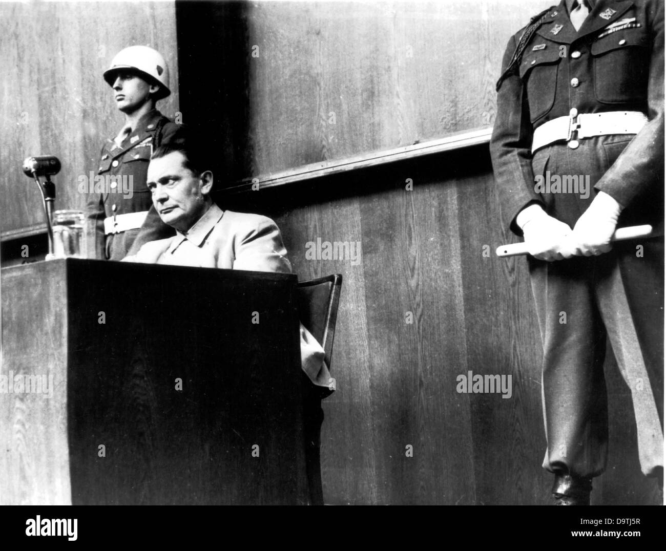 La photo par photographe Yevgeny Khaldei soviétique montre Hermann Göring, gardée par deux policiers militaires américains pendant les procès de Nuremberg en 1946. Photo : Yevgeny Khaldei Banque D'Images